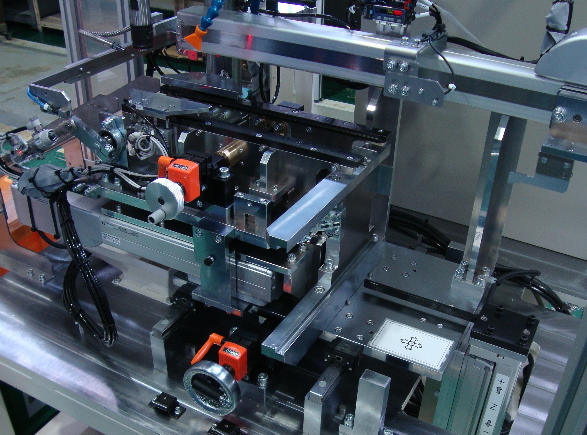 多品種対応で工数削減に貢献『自動タッピング供給機』