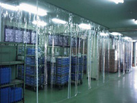 【工場内の作業環境・衛生管理の改善】間仕切りカーテン