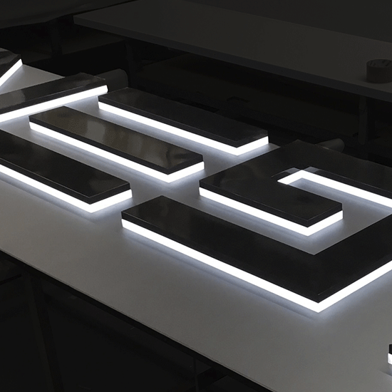 立体感のあるLEDサイン。フレームレスのゼロチャンネル背側面