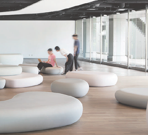 『steen sofa』ソフトな触感がくつろぎの空間を演出