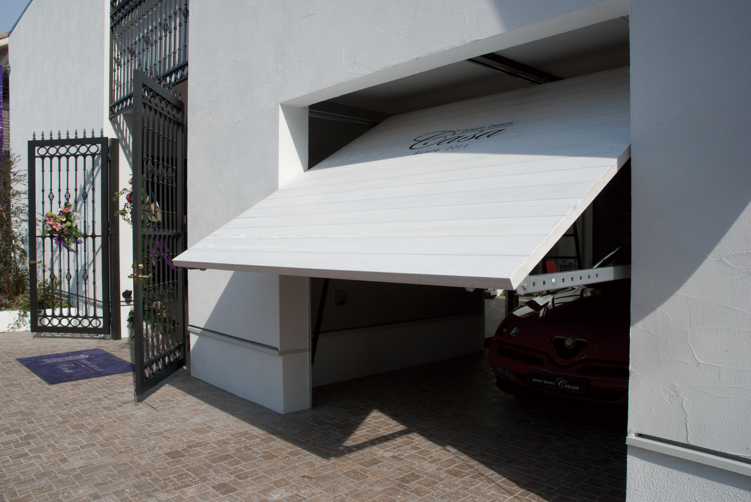 スイングアップ式で素早い開閉／ガレージドア「スイングバード」