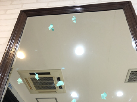 美容室の鏡の傷消しを⾏ってきました。