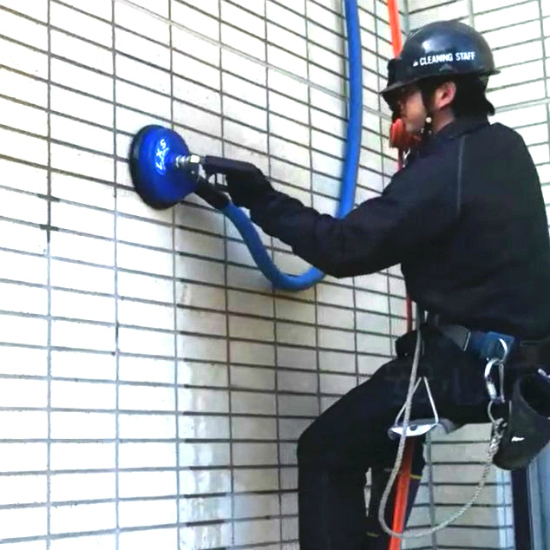 外壁・塗装壁面などの洗浄が可能！【温水高圧 吸引一体型洗浄機】