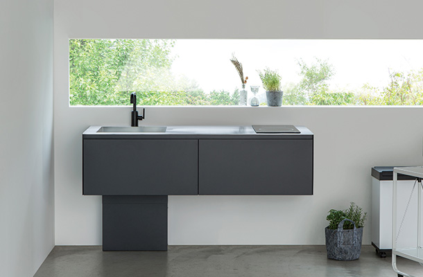 金属の質感と薄い見付けが◎スチールコンパクトキッチン