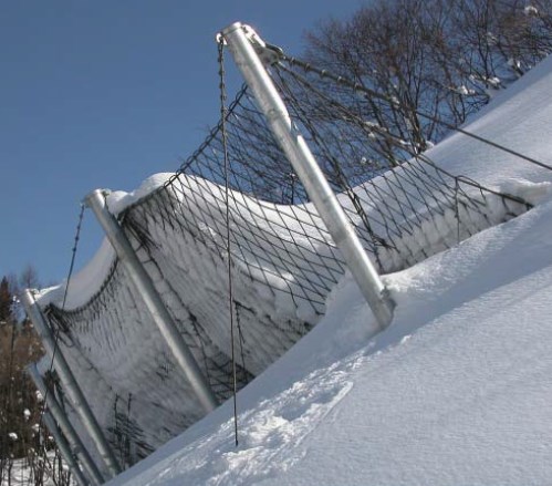環境負荷低減型落石防護・雪崩予防兼用柵『三角フェンス』