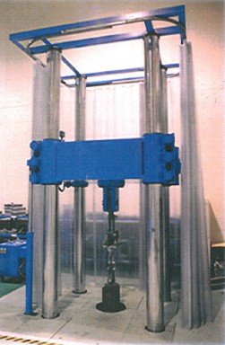 大型構造物の疲労強度試験に　1000kN縦型疲労試験機