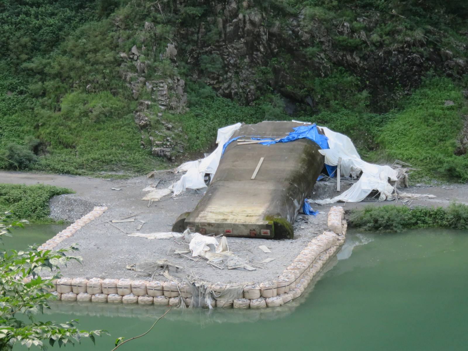 橋梁発破解体事例　新川尻橋（旧橋）の下部工