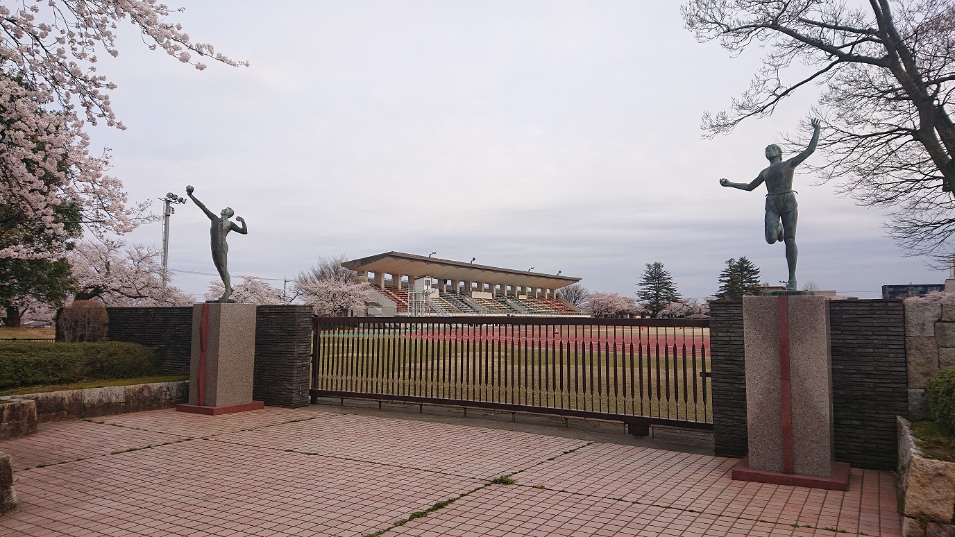 【永年の実績】スポーツ施設などに採用門扉