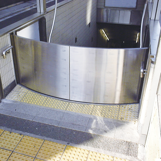 豪雨対策】鈴木シャッターの防水板製品（止水板） | 鈴木シャッター