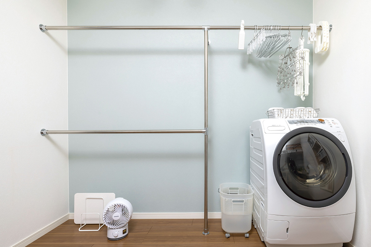 家事効率が劇的に変わる！ランドリールームのハンガーパイプ収納