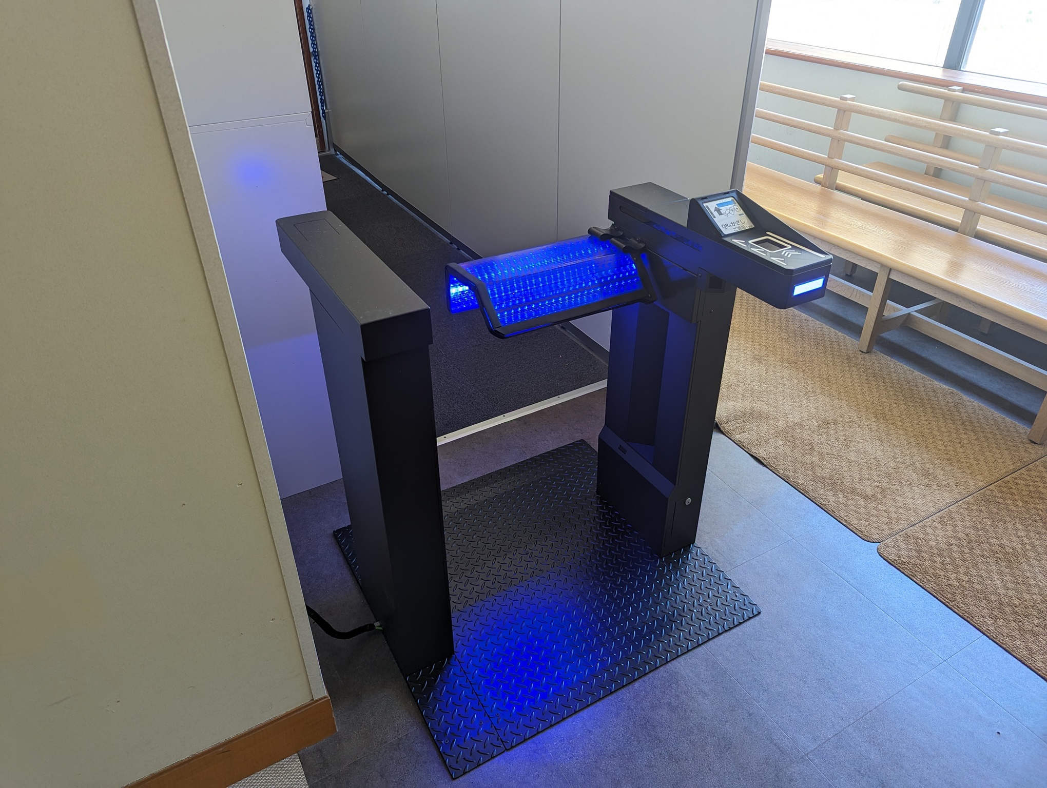 セキュリティゲート 双方向仕様セキュリティゲート機『WING-X』―翼型式― | ナック電子