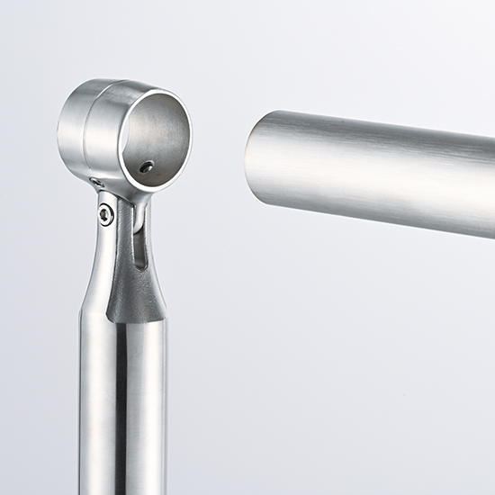 ソケット式ステンレス手すりは、パイプを挿し込んで留めるだけ