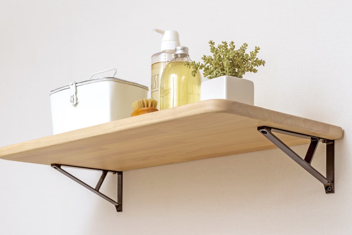 棚板と組み合わせて新たな収納スペースを生み出す「棚受金物」 | 南海