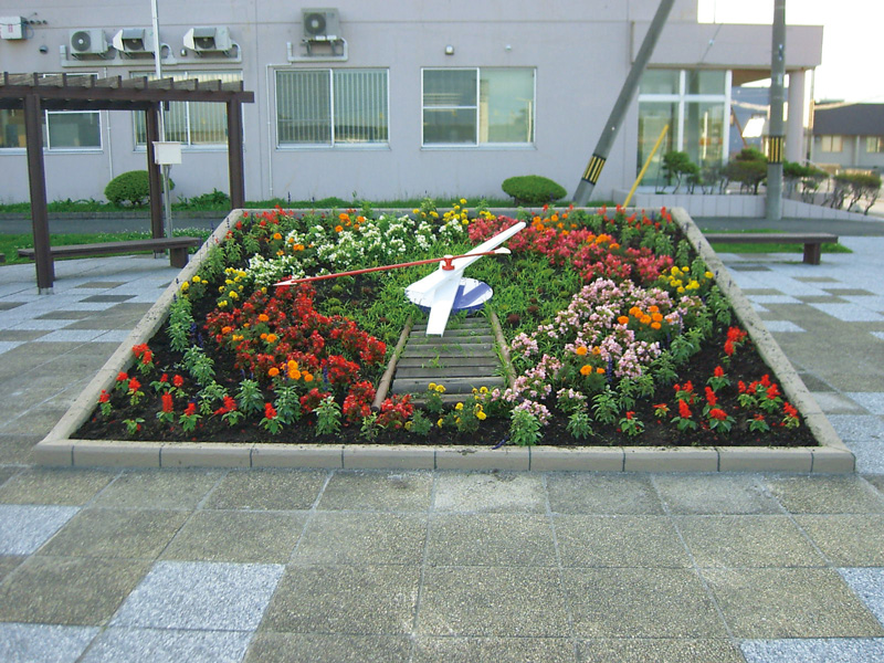 【花時計】天使の庭 ≪花時計≫ 公園 遊園地 植物 商業施設 屋外 壁面 ビル